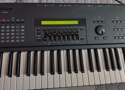 Yamaha-SY85 with USB drive, 16GB USB stick